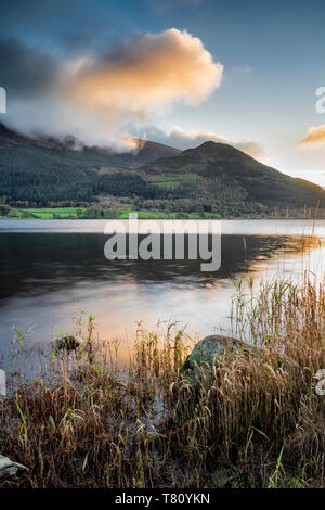 La mattina presto luce solare su pendii inferiori di Skiddaw e Bassenthwaite, Parco Nazionale del Distretto dei Laghi, Sito Patrimonio Mondiale dell'UNESCO, Cumbria, England, Regno Unito Foto Stock