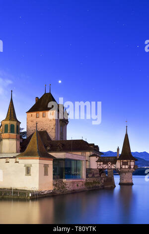 Notte al castello di Oberhofen am Thunersee, cantone di Berna, Svizzera, Europa Foto Stock