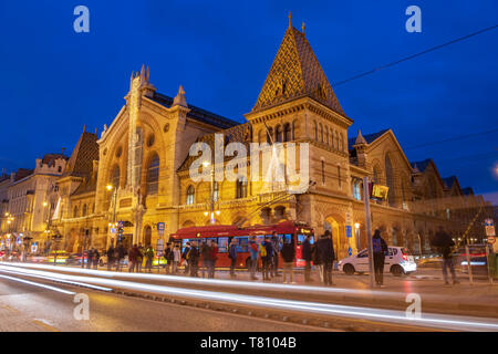 Esterno del Mercato Grande Hall (Central Market Hall) durante la notte con una luce sentieri, Kozponti Vasarcsarnok, Budapest, Ungheria, Europa Foto Stock