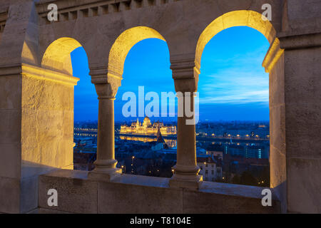 Parlamento ungherese visto dalle colonne del Bastione del Pescatore, Sito Patrimonio Mondiale dell'UNESCO, Budapest, Ungheria, Europa Foto Stock