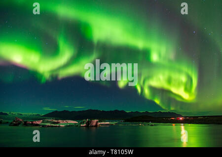 Incredibile Aurora Boreale (Northern Lights) display su Jokulsarlon laguna glaciale, a sud dell'Islanda, Islanda, regioni polari Foto Stock