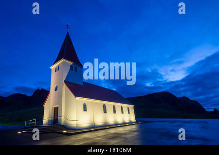 Chiesa illuminata all'alba, vicino a VIK, Sud Islanda, Islanda, regioni polari Foto Stock