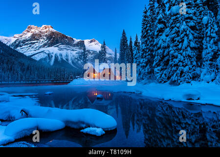 Il coriandolo Lodge al Lago Smeraldo in inverno, il Lago di Smeraldo, Parco Nazionale di Yoho, UNESCO, British Columbia, montagne rocciose, Canada, America del Nord Foto Stock