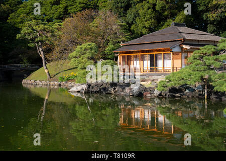 Tsubame-no-ochaya, una casa da tè su un lago in Hama-rikyu Gardens, Tokyo, Honshu, Giappone, Asia Foto Stock