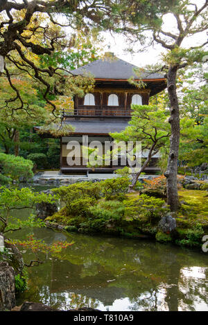 Il Padiglione di Argento riflesso in uno stagno circondato da alberi di pino al Ginkaku-ji Pura Terra giardino, Kyoto, Giappone, Asia Foto Stock