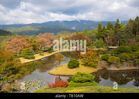 Una veduta aerea di Yokuryuchi stagno circondato da fogliame di autunno a Shugakin Villa Imperiale giardino, Kyoto, Giappone, Asia Foto Stock