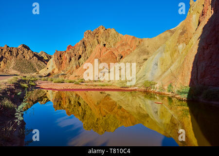 Danxia colorati rilievi in Zhangye, Sito Patrimonio Mondiale dell'UNESCO, provincia di Gansu, Cina e Asia Foto Stock