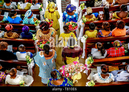 La Messa domenicale in una chiesa cattolica a Ouagadougou, Burkina Faso, Africa occidentale, Africa Foto Stock