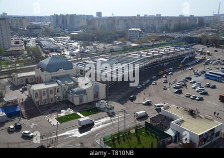 Astrachan, Stadt an der Volga nel Südrussland: Blick auf den Bahnhof Foto Stock