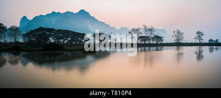 Foschia mattutina a Kyauk Kalap tempio buddista di sunrise, Hpa Un, Stato di Kayin, Myanmar (Birmania), Asia Foto Stock