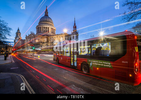 La Cattedrale di Saint Paul di notte, City of London, Londra, Inghilterra, Regno Unito, Europa Foto Stock