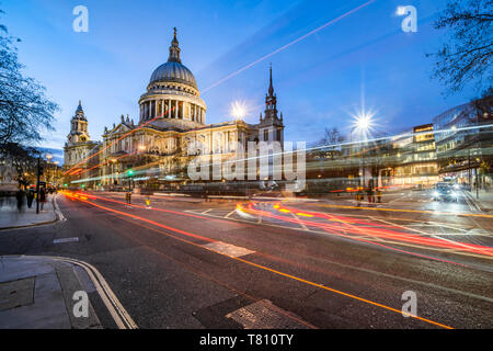 La Cattedrale di Saint Paul di notte, City of London, Londra, Inghilterra, Regno Unito, Europa Foto Stock