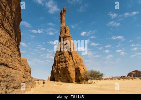 Singola massiccia torre di roccia, Ennedi altopiano, Sito Patrimonio Mondiale dell'UNESCO, la regione di Ennedi, Ciad, Africa Foto Stock