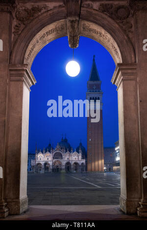 Torre del Campanile di Piazza San Marco (St. Marco e Basilica di San Marco, di notte, Venezia, Sito Patrimonio Mondiale dell'UNESCO, Veneto, Italia, Europa Foto Stock