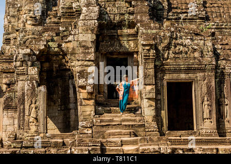 Donna americana turistico a Angkor Wat, templi di Angkor, Sito Patrimonio Mondiale dell'UNESCO, Siem Reap, Cambogia, Indocina, Asia sud-orientale, Asia Foto Stock