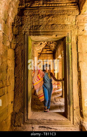 Turista a Angkor Wat, Angkor, Sito Patrimonio Mondiale dell'UNESCO, Siem Reap, Cambogia, Indocina, Asia sud-orientale, Asia Foto Stock