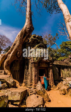 Donna americana turistico a Angkor Wat, templi di Angkor, Sito Patrimonio Mondiale dell'UNESCO, Siem Reap, Cambogia, Indocina, Asia sud-orientale, Asia Foto Stock