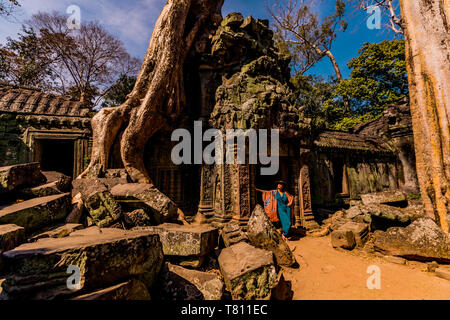 Donna americana turistico a Angkor Wat, templi di Angkor, Sito Patrimonio Mondiale dell'UNESCO, Siem Reap, Cambogia, Indocina, Asia sud-orientale, Asia Foto Stock