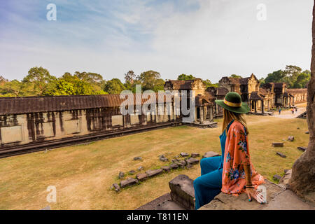 Donna americana turistico a Angkor Wat, templi di Angkor, Sito Patrimonio Mondiale dell'UNESCO, Siem Reap, Cambogia, Indocina, Asia sud-orientale, Asia Foto Stock