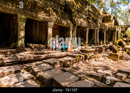 Donna americana turistico a Angkor Wat, templi di Angkor, Sito Patrimonio Mondiale dell'UNESCO, Siem Reap, Cambogia, Indocina, Asia sud-orientale, Asia Foto Stock