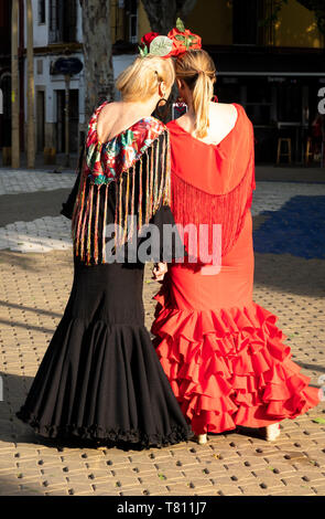 Due donne spagnole vestito per la Feria de Abril di Siviglia Foto Stock