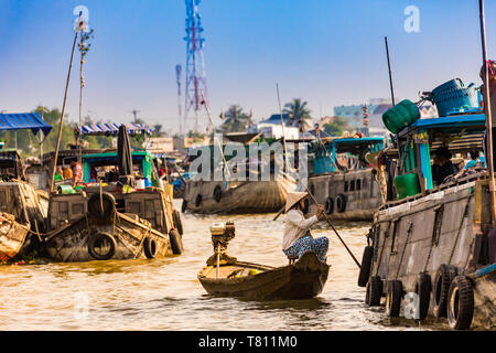 Il mercato galleggiante esterno Can Tho, Vietnam, Indocina, Asia sud-orientale, Asia Foto Stock