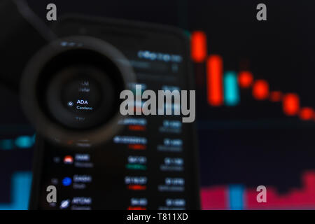 SAN FRANCISCO, STATI UNITI - 9 Maggio 2019: un grafico di trend decrescente di ADA Cardano Cryptocurrency. L'illustrazione delle candele rosse Bar cadendo tendenza, San Foto Stock