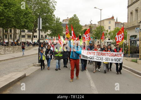 Le 09 Mai 2019 Plus de 100 000 fonctionnaires ont manifesté en France, plus de 1000 à Niort à l'appel de 9 syndicats pour la Défense du service public Foto Stock