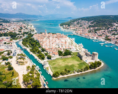 Vista aerea del percorso turistico vecchio Trogir, città storica situata su una piccola isola e porto sulla costa adriatica in Split-Dalmatia County, Croazia. Stone Kamerl Foto Stock