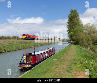 DB Cargo classe 66 locomotiva diesel passando il Kennet and Avon canal a Crofton, Wiltshire con un treno merci di aggregato a vuoto dei carri Foto Stock