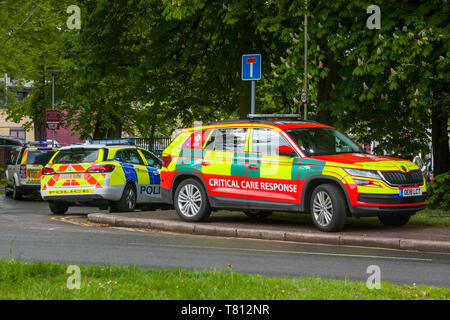 Un Critical Care veicolo di risposta da Thames Valley Air Ambulance ad un incidente in Oxford con un auto della polizia e ambulanza dietro. Foto Stock