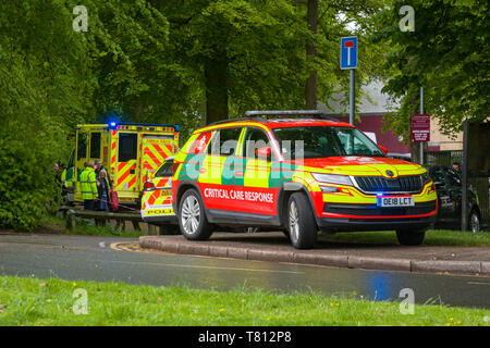 Un Critical Care veicolo di risposta da Thames Valley Air Ambulance ad un incidente in Oxford con un auto della polizia e ambulanza dietro. Foto Stock