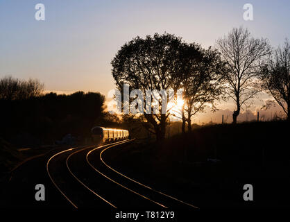 2 Prima di Great Western Railway Hitachi Intercity treni Express ( IEP ) la testa verso il tramonto a Crofton, Wiltshire Foto Stock