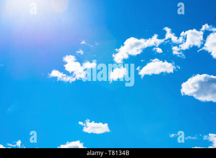 Nuvole nel cielo con un riflesso lenti da sole. Foto Stock