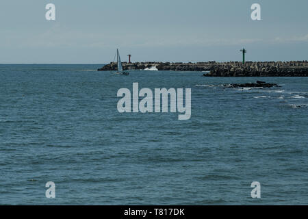 Porti globali, yacht a vela in oceano aperto, con partenza dall'entrata del porto, città di Durban, KwaZulu-Natal, Sudafrica, paesaggio, sfondi Foto Stock