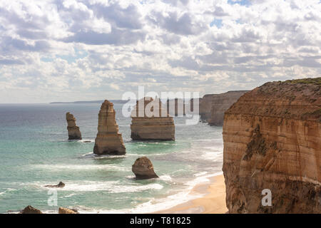 Vista panoramica a fianco della Great Ocean Road in Australia compresi i dodici apostoli di calcare formazioni di stack. Foto Stock