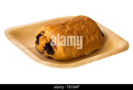 Pain au chocolat su un ambiente amichevole in legno in foglia di palma piastre con sfondo bianco Foto Stock