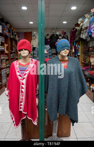 Ritratto di un manichino uomo vestito di poncho e chullo. Artigianato peruviano. Foto Stock