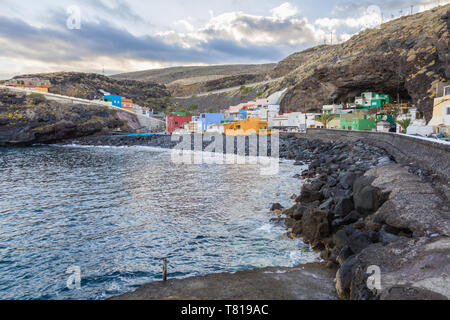 Il pittoresco villaggio di Los Barrancos sulla costa atlantica. Tenerife, Isole Canarie, Spagna Foto Stock