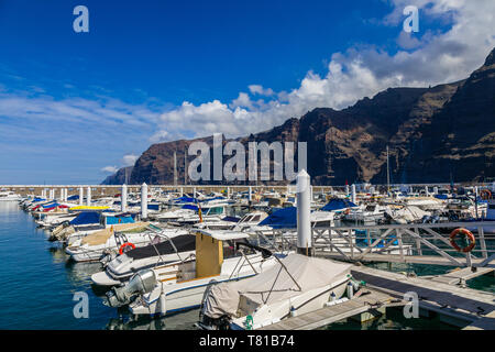 Puerto de Santiago e Los Gigantes in background, Tenerife, Isole Canarie, Spagna Foto Stock