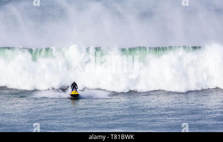 Bells Beach, Torquay/Australia - Aprile 27, 2019: un getto sci favorendo pro surfers concorrenti a Rip Curl Pro è quello di evitare la rottura si gonfia Foto Stock