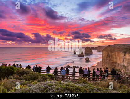 Dodici Apostoli, Great Ocean Road, Australia - 18 Aprile 2019: persone guardando il tramonto mozzafiato a dodici apostoli, pinnacoli di pietra calcarea formata da Foto Stock