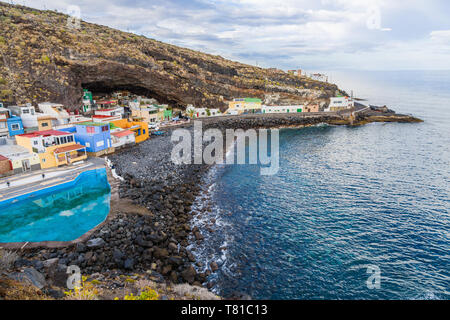 Il pittoresco villaggio di Los Barrancos sulla costa atlantica. Tenerife, Isole Canarie, Spagna Foto Stock