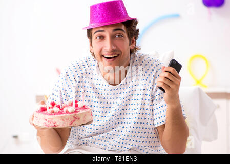 Giovane uomo festeggia il suo compleanno in ospedale Foto Stock