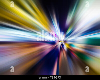 Velocità astratta motion blur in città sulla strada di notte e luce al neon. Foto Stock