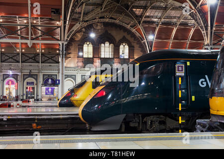 La stazione Paddington di Londra, la rete giallo HST rampa nuovo treno di misurazione e la Great Western Hitachi Intercity treni Express Foto Stock