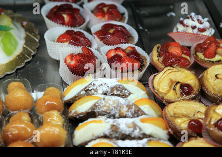 La pasticceria visualizzati in Cefalù in Sicilia Italia Foto Stock