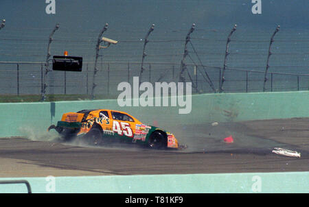 Mike Laughlin relitti a sua volta 1 di teletta 1 in Penzoil hooligan gara di Homestead-Miami Speedway il 2 novembre 1996. Come si vede la sua auto sostenuto nella parete e le celle a combustibile burst. Foto Stock