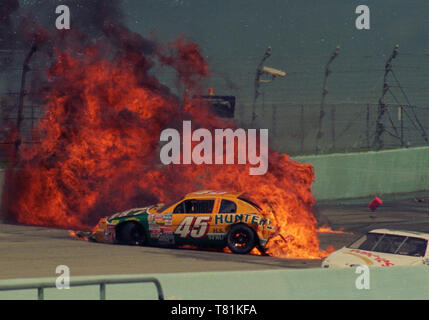 Mike Laughlin relitti a sua volta 1 di teletta 1 in Penzoil hooligan gara di Homestead-Miami Speedway il 2 novembre 1996. Come si vede la sua auto scoppio in fiamme dalla cella a combustibile guasto. Foto Stock