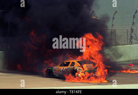 Mike Laughlin relitti a sua volta 1 di teletta 1 in Penzoil hooligan gara di Homestead-Miami Speedway il 2 novembre 1996. Come si vede la sua auto scoppio in fiamme dalla cella a combustibile guasto. Foto Stock